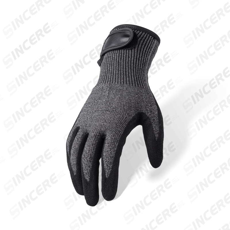 Gants résistants aux coupures ANSI A5 de calibre 13 avec paume en nitrile noir Sandy et poignet velcro réglable