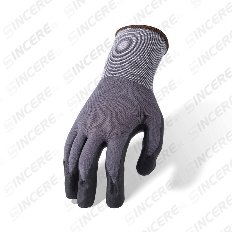 Gants en nylon élasthanne calibre 15 avec paume en micro-mousse en nitrile noir et poignée à points en nitrile irrégulier gris