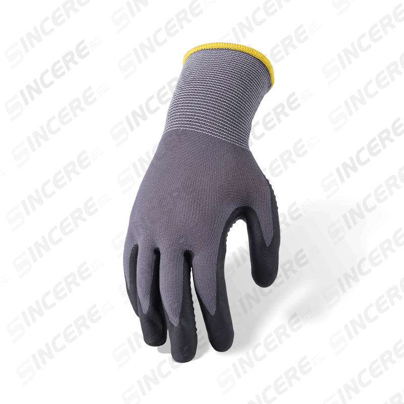 Gants en nylon élasthanne calibre 15 avec paume en micro-mousse en nitrile noir et poignée antidérapante à pois en nitrile