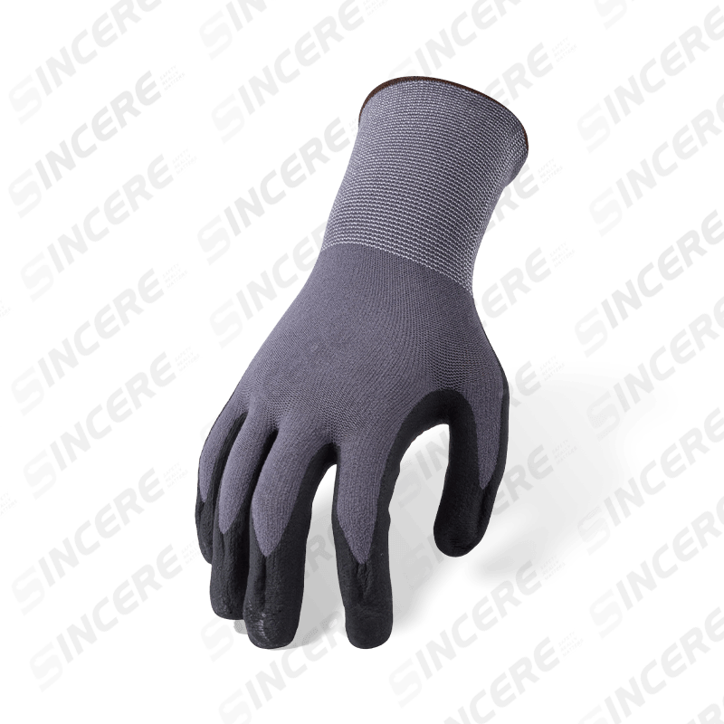 Gants en nylon élasthanne calibre 15 avec paume en micro-mousse de nitrile noir et poignée antidérapante à pois en PVC orange