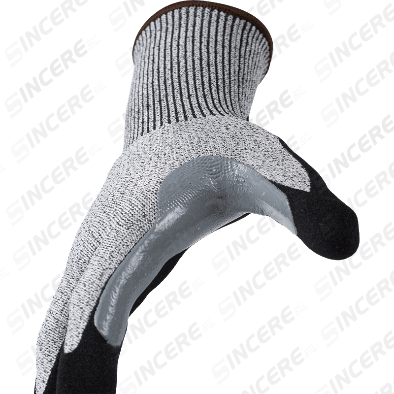 Gants résistants aux coupures ANSI A4 de calibre 13 avec paume en nitrile noir Sandy et entrejambe de pouce renforcé extra-long Gants résistants aux coupures ANSI A4 de calibre 13 avec paume en nitrile noir Sandy et entrejambe de pouce renforcé extra-long